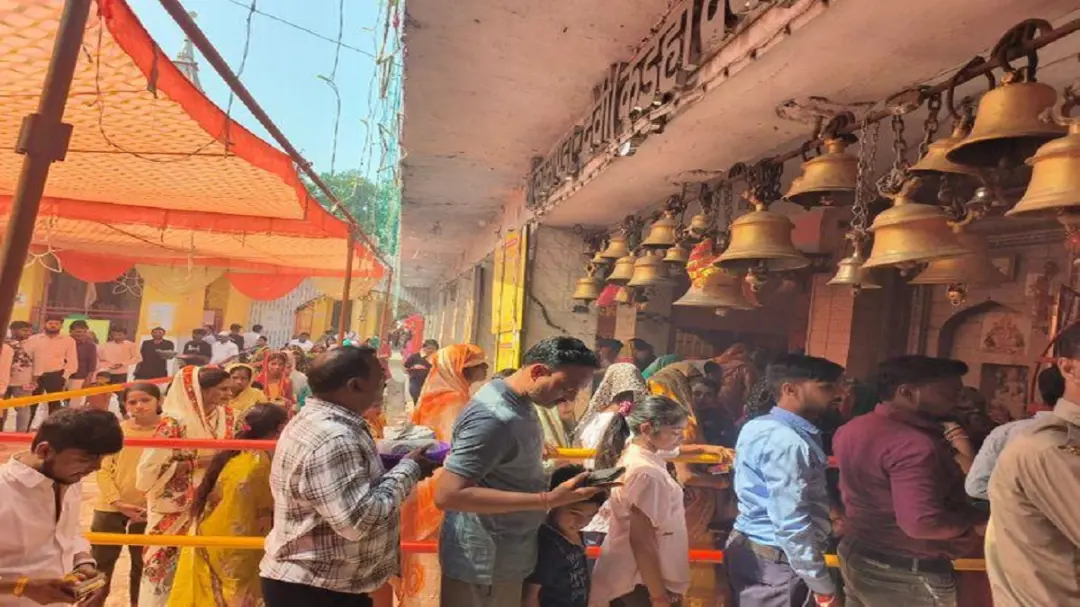 नवरात्र के पहले दिन कानपुर के कूष्मांडा मंदिर में उमड़ी श्रद्धालुओं की भीड़, मेयर ने टेका मत्था; दंडवत होकर माता के दरबार पहुंचा भक्त