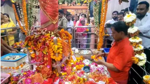 प्रयागराज के अलोप शंकरी मंदिर में उमड़ी श्रद्धालुओं की भीड़, मां शैलपुत्री की पूजा कर मांगा सुख-समृद्धि का आशीर्वाद