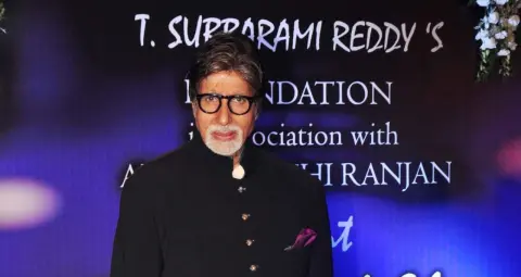 अमिताभ बच्चन के 84वें जन्मदिन पर जलसा के बाहर उमड़े फैंस, केक काटकर मनाया जश्न; ढोल-नगाड़ों पर किया डांस