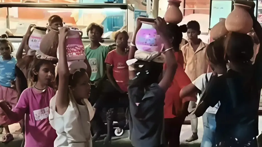 बिहार में फिल्मी गानों को छोड़ झिझिया पर झूम रहे बच्चे, मिथिला की इस लोकपरंपरा के पीछे छिपी है रोचक मान्यता