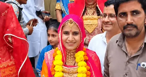 जोधपुर पंचायत चुनाव में भाजपा-कांग्रेस ने नहीं जारी की सूची, 15 तोला सोना पहनकर नामांकन करने पहुंचीं धापू देवी