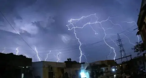 Weather Alert: 22 राज्यों में भारी बारिश और आंधी का अलर्ट, 75 किमी/घंटे तक चल सकती हैं हवाएं