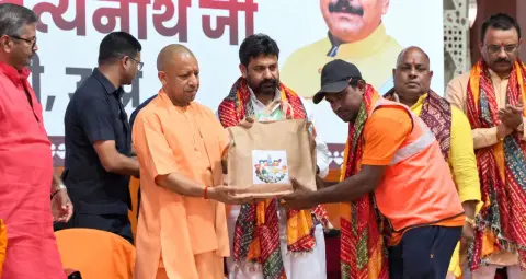 वाराणसी में CM योगी ने सफाई कर्मचारियों को बताया समाज की नींव, 600 से अधिक स्वच्छता मित्र सम्मानित