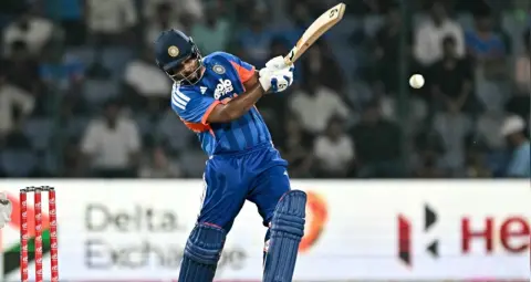 Sanju Samson T20I Record: संजू सैमसन ने टी20 इंटरनेशनल में पूरे किए 100 छक्के, ऐसा करने वाले बने छठे भारतीय 