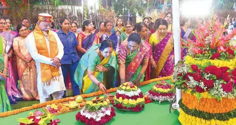 तेलंगाना के लोक भवन में बथुकम्मा उत्सव, राज्यपाल शिव प्रताप शुक्ल ने दिया पर्यावरण संरक्षण का संदेश