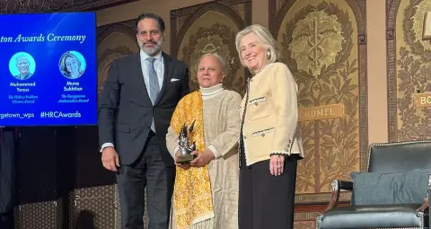Hillary Rodham Clinton Award: अमेरिका में सम्मानित हुए मोहम्मद यूनुस, बांग्लादेश की राजनीति को लेकर उठे सवाल