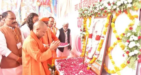 बस्ती में हरीश द्विवेदी के घर पहुंचे CM योगी, दिवंगत माता यशोदा देवी को पुष्पांजलि अर्पित कर जताया शोक