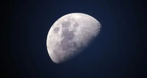 आज रात दिखेगा आधे चांद का अद्भुत नजारा, दूरबीन से देख सकेंगे चंद्रमा के गड्ढे, पहाड़ और आल्प्स पर्वतमाला