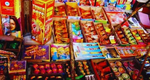 देहरादून में दीपावली पर इन 3 जगहों पर लगेगा पटाखा बाजार, दुकान लगाने के लिए लाइसेंस और सुरक्षा नियम जरूरी