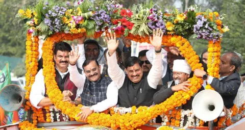 इंदौर में विशाल चुनरी यात्रा का CM मोहन यादव ने किया शुभारंभ, मां बिजासन को अर्पित की 2.5 किमी लंबी चुनरी