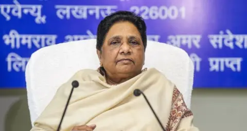 मायावती ने आकाश आनंद को सौंपी जनसभाओं की जिम्मेदारी, अशोक सिद्धार्थ की BSP में वापसी से किया इनकार