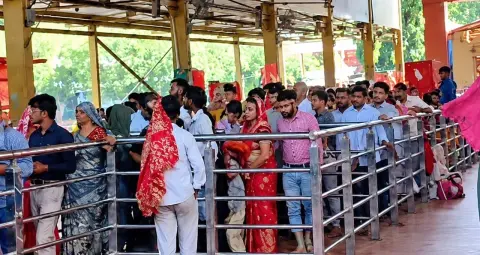 लखनऊ के मां चंद्रिका देवी धाम में महानवमी पर उमड़ी भीड़, दर्शन के लिए लगीं 4 लंबी कतारें