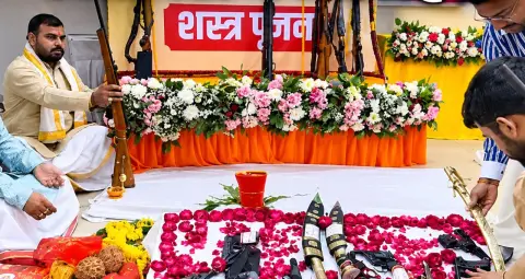 लखनऊ में क्षत्रिय समाज ने किया शस्त्र-पूजन, 20 राजघराने जुटे, दशहरे पर जलेगा रोबोटिक रावण