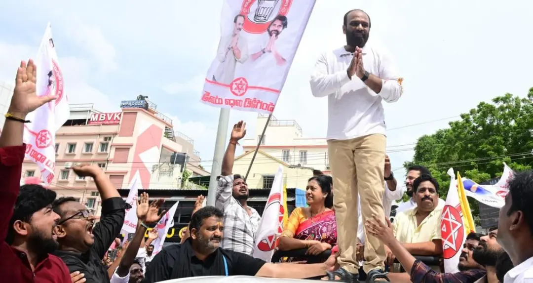 वंगवीटी राधा कृष्ण ने विजयवाड़ा मेयर पद के लिए दाखिल किया पर्चा, समर्थकों ने निकाली रैली