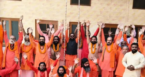 हरिद्वार में विजयदशमी पर महानिर्वाणी अखाड़े में शस्त्र पूजन, नागा संन्यासियों ने लिया धर्म रक्षा का संकल्प