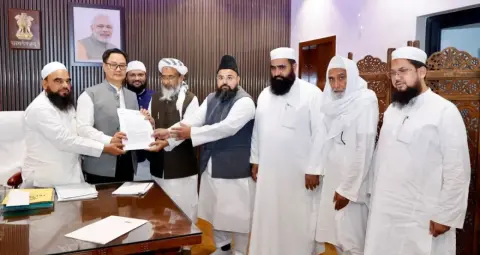 दिल्ली की रेस कोर्स मस्जिद और कब्रिस्तान के संरक्षण की मांग, किरेन रिजिजू से मिला जमीयत का प्रतिनिधिमंडल