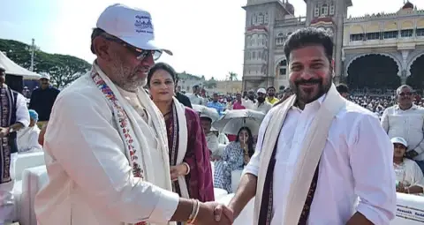 मैसूर दशहरा में शामिल हुए तेलंगाना के CM रेवंत रेड्डी, परिवार के साथ किए देवी चामुंडेश्वरी के दर्शन