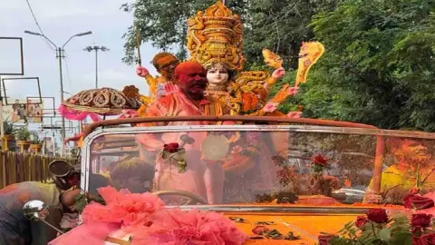 ગોરખપુરમાં રોલ્સ રોયસ કારમાં નીકળી માતા દુર્ગાની શાહી વિદાય