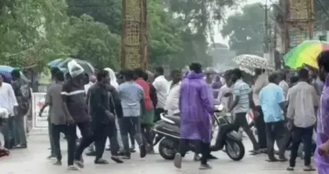 आंध्र प्रदेश में निकाय चुनाव के नामांकन के दौरान बवाल, TDP-YSRCP कार्यकर्ताओं में झड़प; गाड़ी जलाई, पुलिसकर्मी घायल