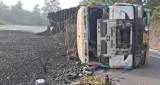 latest news subkuz - कोडरमा घाटी में कोयले से लदा ट्रक पलटा, सड़क पर बिखरा कोयला; यातायात प्रभावित