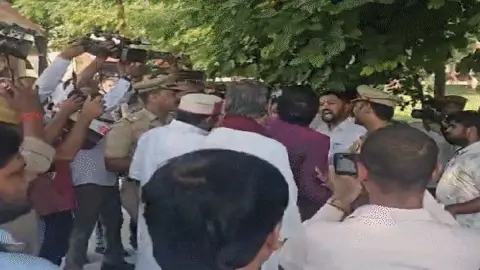 latest news subkuz - गोरखपुर में MLC चुनाव के दौरान डॉ. संजयन से धक्का-मुक्की, 54 हजार से अधिक मतदाता कर रहे मतदान