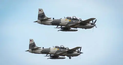 फिलीपींस में हवा में टकराए दो सैन्य विमान, चार पायलटों की मौत, हादसे का VIDEO सामने आया