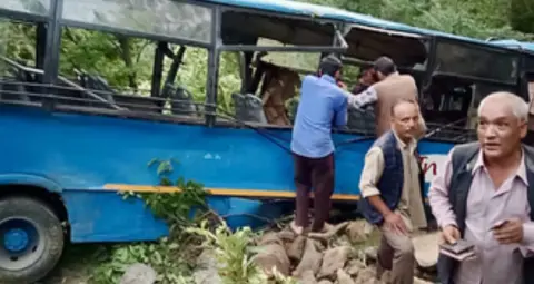 लक्ष्मी पूजा की सुबह पानागढ़ में भीषण सड़क हादसा, बस-ट्रक की टक्कर में 10 घायल