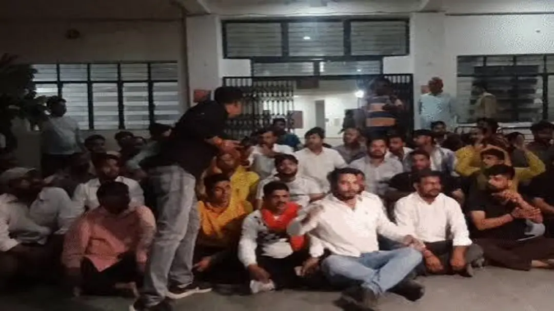लखनऊ में भाजपा कार्यकर्ताओं का थाने पर 6.5 घंटे प्रदर्शन, जमीन पर बैठकर खाया खाना