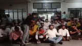 लखनऊ में भाजपा कार्यकर्ताओं का थाने पर 6.5 घंटे प्रदर्शन, जमीन पर बैठकर खाया खाना