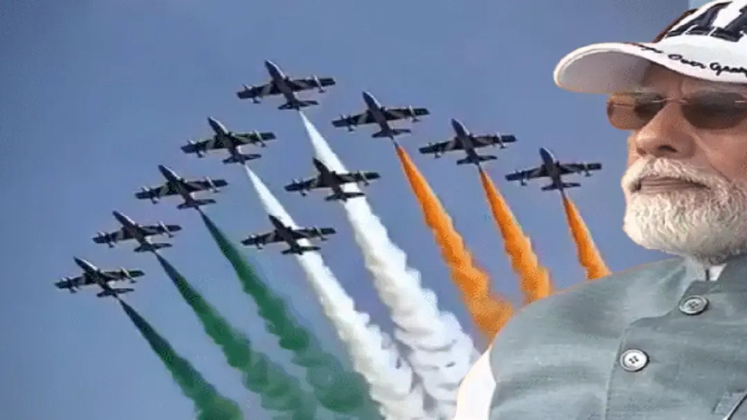 काशी में 100 विमानों और हेलिकॉप्टरों का पावर शो, PM मोदी ने इशारे से कहा ‘जय हिंद