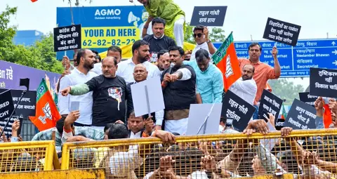 खरगे के बयान पर भोपाल में भाजपा का प्रदर्शन, कांग्रेस कार्यालय घेरने की तैयारी, शिवराज ने मांगा जवाब