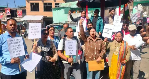 द्वाराहाट में पंचायत प्रतिनिधियों का प्रदर्शन, रेडियोलॉजिस्ट की नियुक्ति और मनरेगा भुगतान को लेकर उठाई मांग
