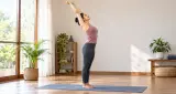 घंटों बैठने से कमर में होती है अकड़न? रोज 5 मिनट करें हस्तोत्तानासन, जानें सही तरीका और फायदे