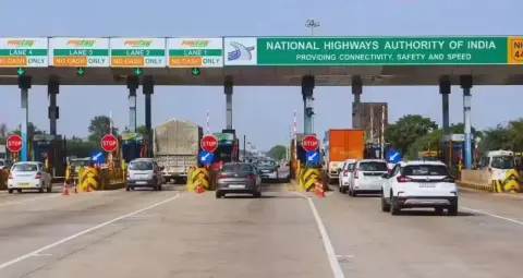 Toll Pass New Rules: अब ₹1500 में सालभर का टोल पास, 1 नवंबर से इन लोगों को मिलेगी छूट