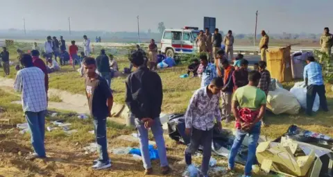 संभल में गंगा एक्सप्रेसवे पर स्लीपर बस पलटी, बिहार लौट रहे 20 से ज्यादा यात्री घायल
