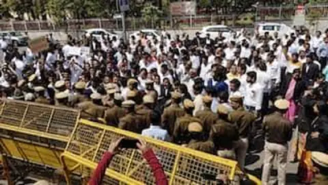 latest news subkuz - इलाहाबाद हाईकोर्ट में हंगामे के बाद बार एसोसिएशन सख्त सीजेआई को पत्र लिखकर कार्रवाई की मांग कोर्ट बहिष्कार की चेतावनी