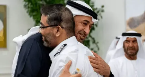 भारतीय पायलट स्मित मच्छर को UAE का बड़ा सम्मान, राष्ट्रपति ने गले लगाया, विमान हादसा रोककर बचाई थीं यात्रियों की जान