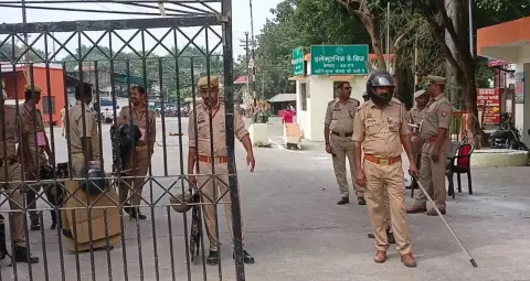 मतगणना स्थल पर भाजपा कार्यकर्ताओं का हंगामा, सपा पर अभद्रता का आरोप, पुलिस ने संभाला मोर्चा
