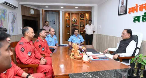 नवा रायपुर में 2 नवंबर को सारंग टीम का एयर शो, CM साय से मिले वायुसेना के पायलट
