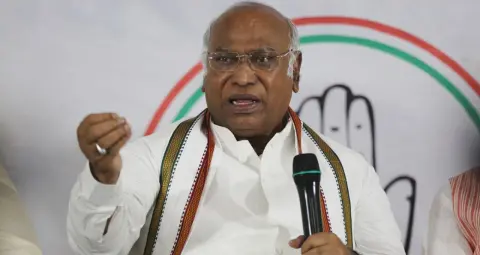 महंगाई पर मोदी सरकार को खरगे ने घेरा, बोले- वोट के अधिकार के बाद अब जीने का हक भी छीनना चाहती है सरकार