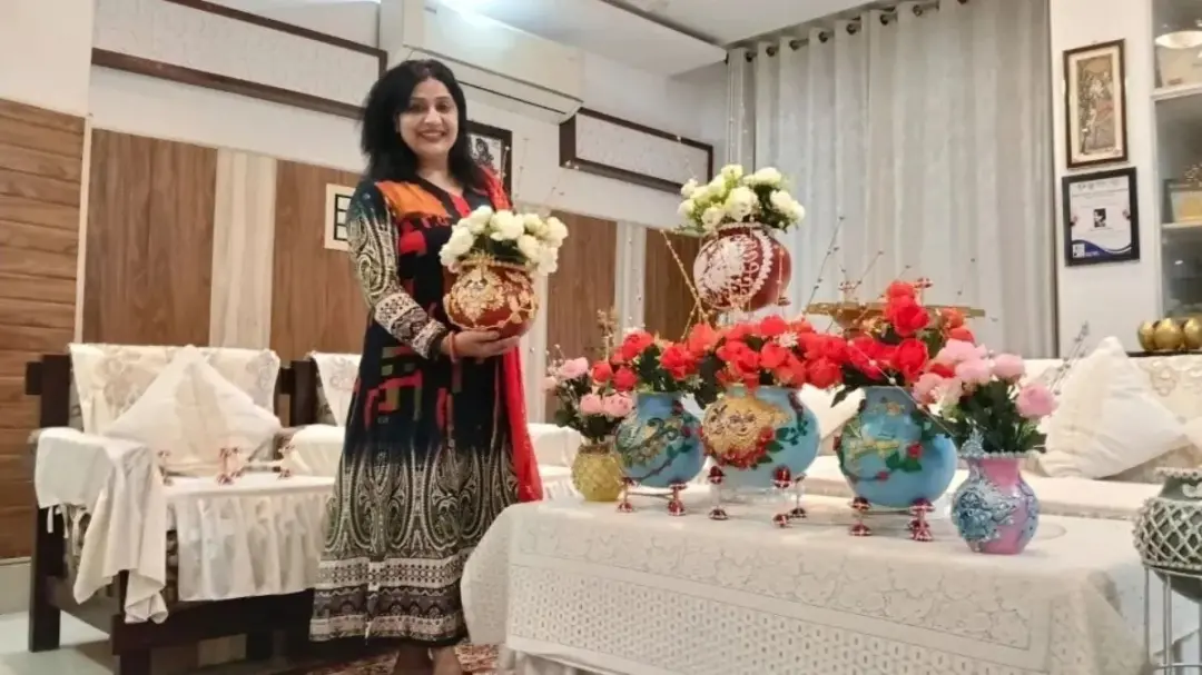बिहार के मिट्टी के बर्तनों पर उकेरी जा रही मिथिला कला अमेरिका और यूरोप तक पहुंचा मुजफ्फरपुर के कुम्हारों का हुनर