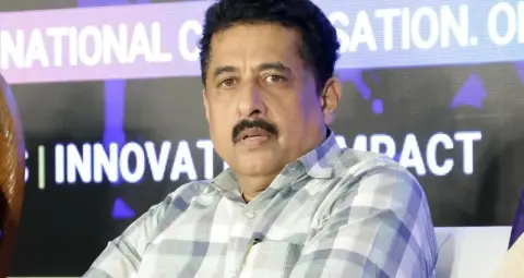 खाने में कीड़े मिलने का दावा करने वाला शिक्षक निलंबित, पुलिस ने भी किया गिरफ्तार