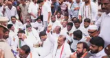दिल्ली रैली के लिए स्पेशल ट्रेनें नहीं मिलने पर कांग्रेस का प्रदर्शन, मंत्री समेत कई नेता हिरासत में