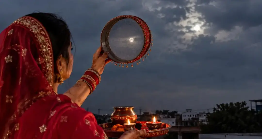 Karwa Chauth 2026: वाराणसी में शाम 7:57 बजे चंद्रोदय, बादलों से चांद दिखने में हो सकती है परेशानी
