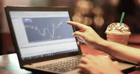 Stock Market Today: सेंसेक्स 905 अंक चढ़कर बंद, अडाणी पोर्ट्स और कोटक महिंद्रा बैंक में जोरदार तेजी
