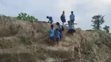 भागलपुर के पुरानी रामनगर में कटाव से स्कूल बंद, NH पार कर दूसरे गांव पढ़ने जाते हैं बच्चे; हादसे का खतरा बरकरार