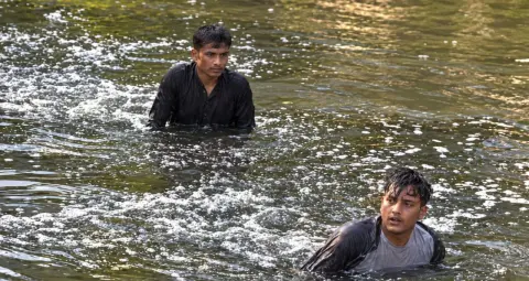 सेक्टर-22 में घर का ताला तोड़कर चोरी, पीछा करने पर नाले में कूदे दो आरोपी, लोगों ने पकड़ा
