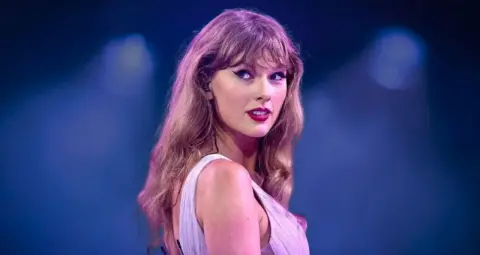 Taylor Swift: नैशविले में टेलर स्विफ्ट को मिला बड़ा सम्मान, पुराने दिनों को याद कर गीतकारों की तारीफ की
