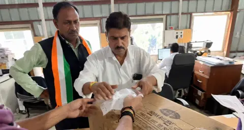 दिल्ली आंदोलन के लिए कांग्रेस ने ट्रेन से भेजा मुख्य चुनाव आयुक्त का पोस्टर-पुतला, 1 नवंबर को प्रदर्शन
