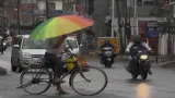 गोरखपुर में बारिश और तेज हवाओं से बदला मौसम, तापमान गिरने से बढ़ेगी ठिठुरन; लोगों को सताने लगी ठंड